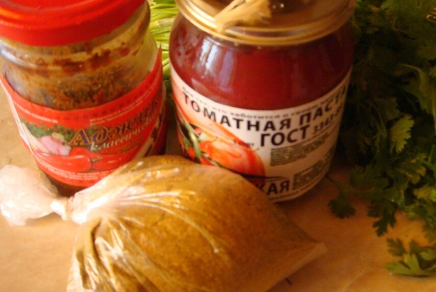 Вы никогда не сделаете хорошего соуса, если у вас плохая томат-паста. Паста должна быть вкусной, густого красного цвета и не капать с ложки. Это - непременное условие. Есть такая?  Лично я покупаю по возможности "Ящик астраханских помидоров" или "Армавирскую"..