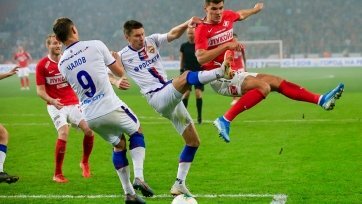 Конечно, тур с вывеской «Спартак» - ЦСКА не может быть не интересным. Но и без главного московского дерби, которое величают «Дерби всей России», было много интересного. Чего только стоят судейские ошибки в матче «Зенит» - «Ахмат», а также еще одно дерби столицы. Все подробности – ниже. 

