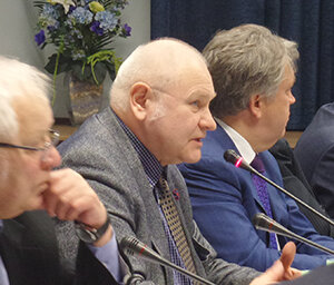 В ходе дискуссии предпринимались попытки приравнять нанобезопасность к  проблемам экологии, но профессор МГУ с колоритной фамилией Шайтан  энергично опротестовал такой подход. Ведь речь идет не просто об ущербе  природе, а о прямой угрозе жизни людей.       