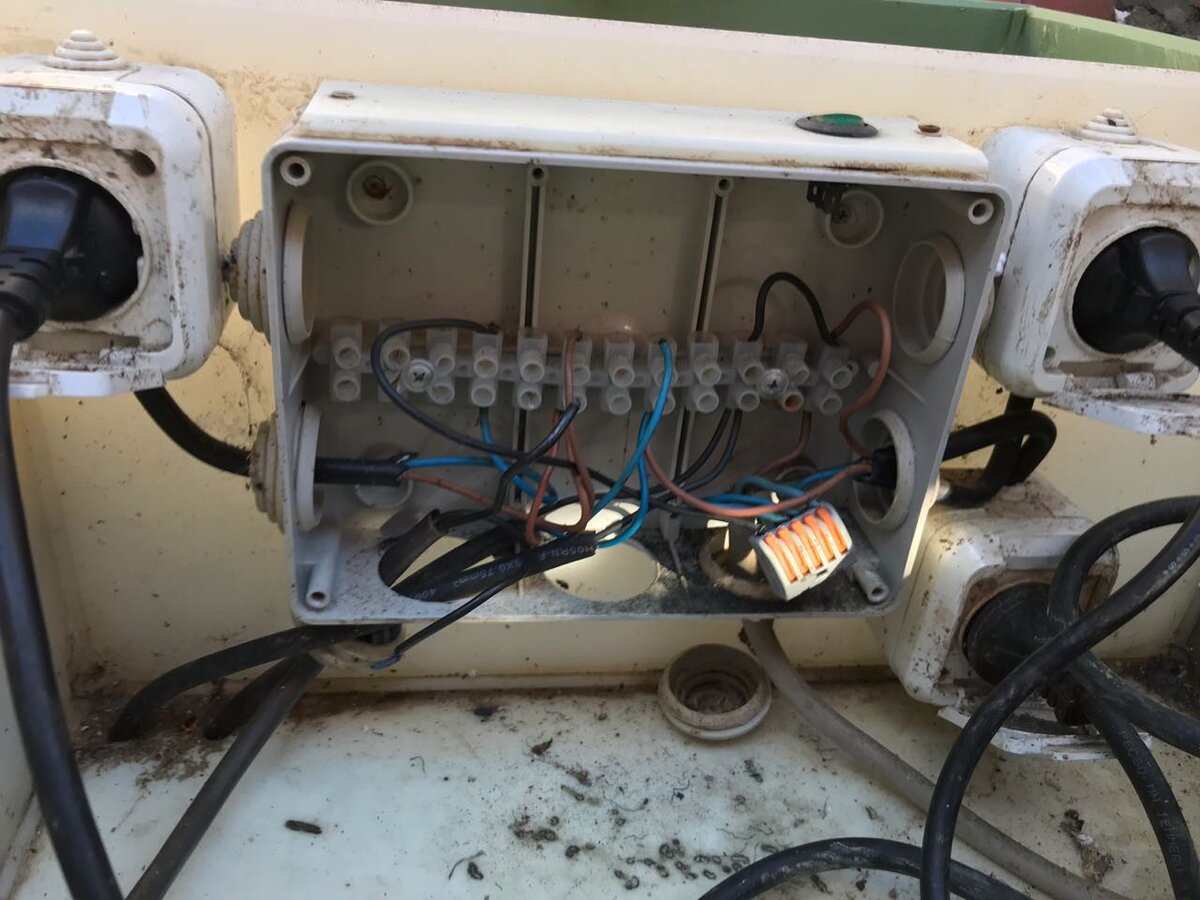 На этом фото некоторые кабели были подключены через Wago в обход колёсной колонки. 