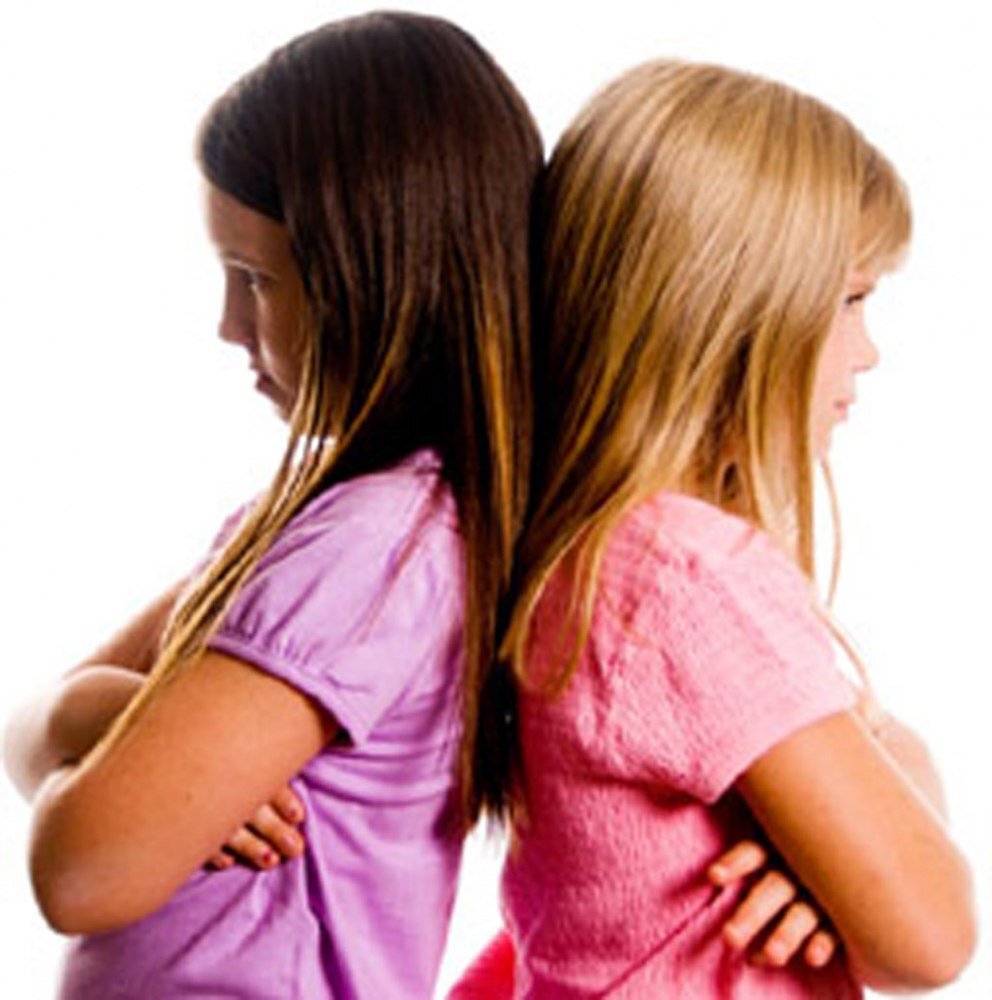 Конфликт между девочками. Конфликт между девочками. Конфликт между друзьями. Ссора женщин. Мальчик и девочка ссорятся.