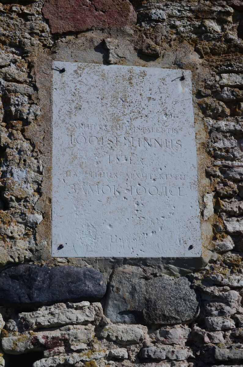 Памятная табличка дублируется на русском