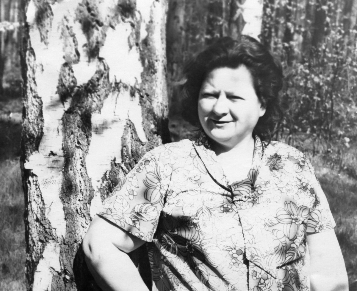 Мама, 1972 год. На той же прогулке в лесу. Ей здесь 44 года.