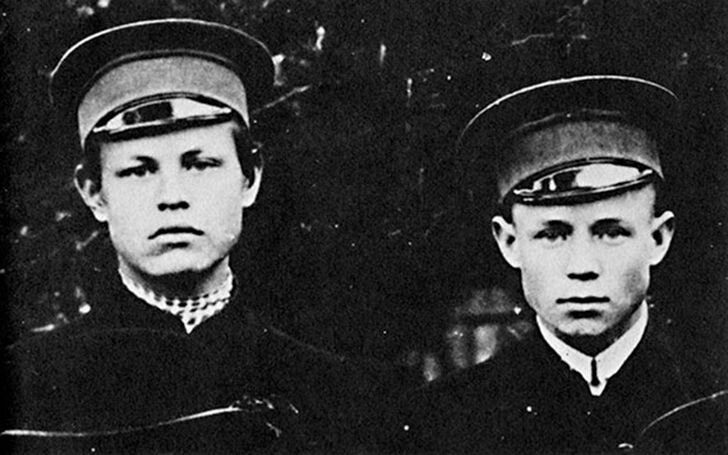 Сергей Есенин (справа) во время учебы в школе