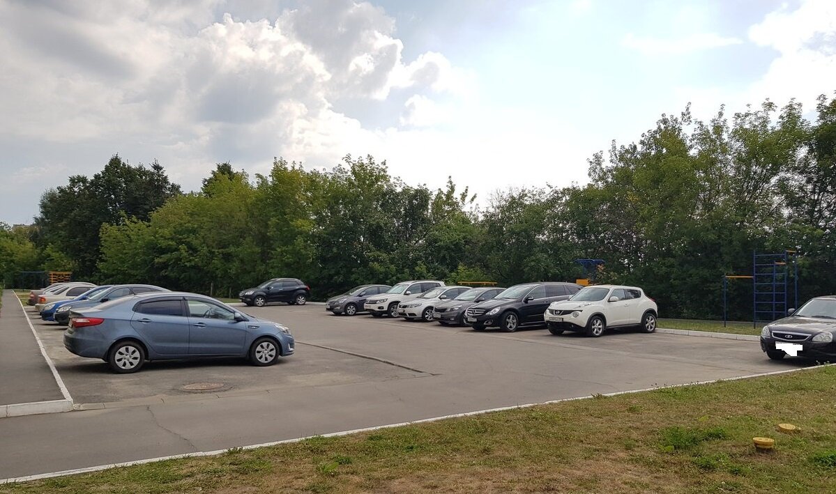 Сосед несколько раз пробивал колеса на моем авто, за то, что я ставлю машину на якобы его место, как я его проучил на долго