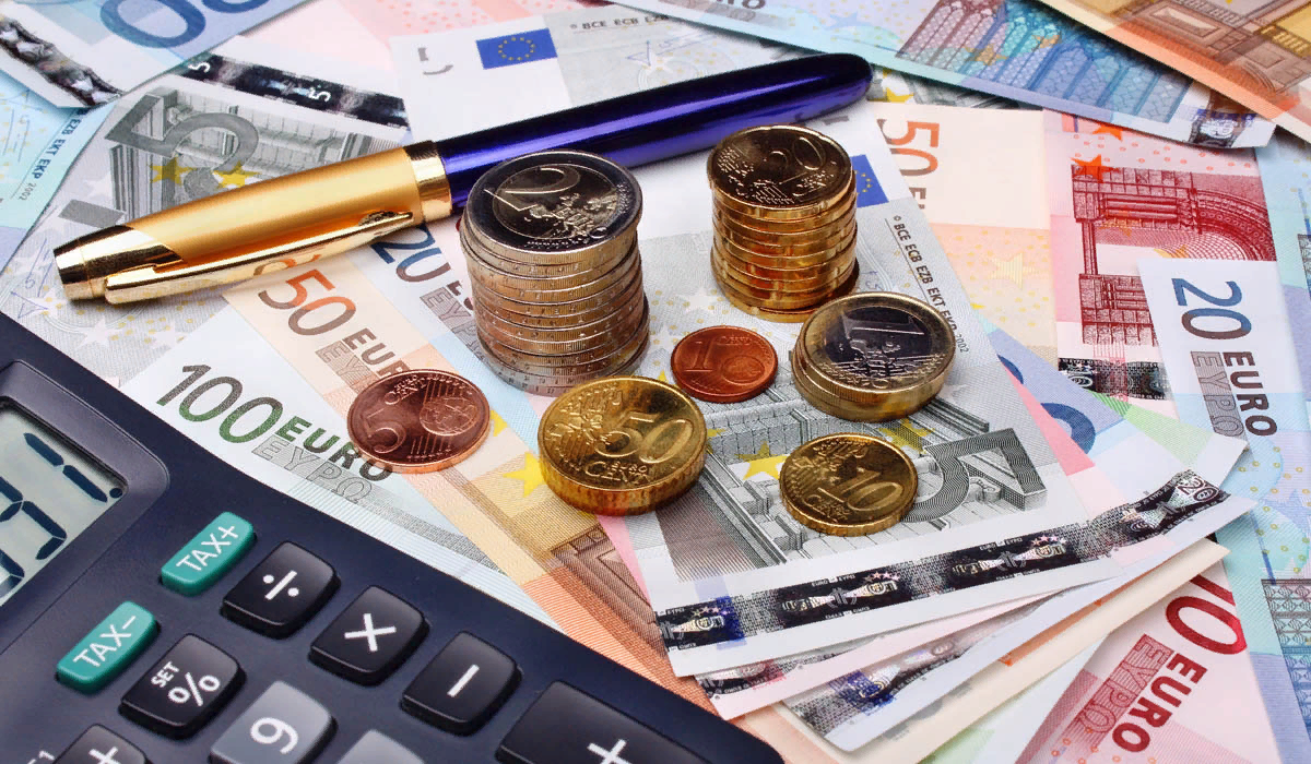 Заработная плата. Экономим на коммуналке. Человек с деньгами. Экономия времени и денег. Экономия на работниках.