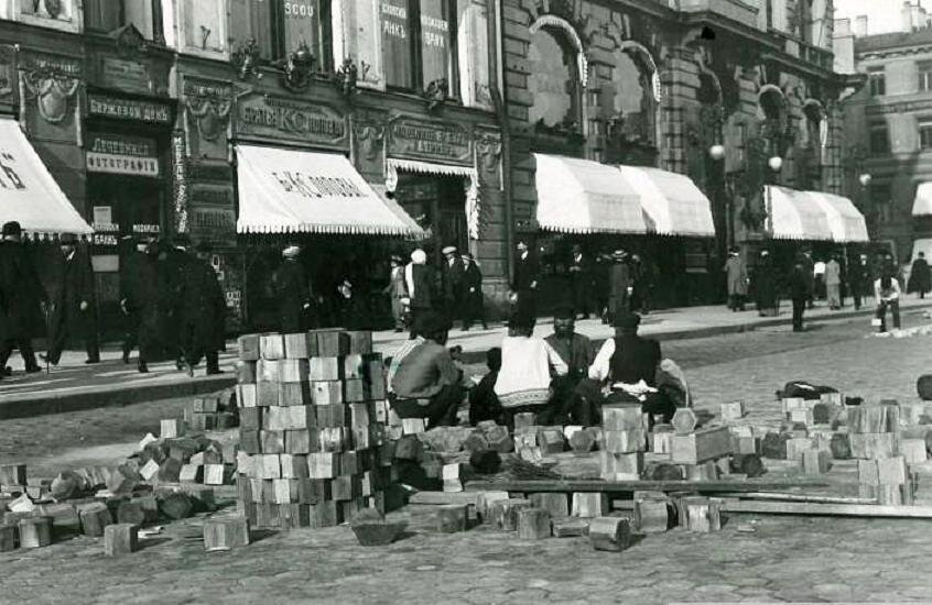 Ремонт торцевой мостовой. Невский пр. Начало XX века.