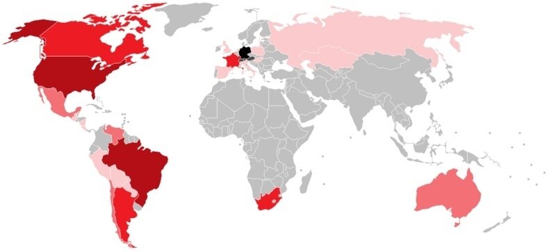 Немецкая диаспора в современных границах. Чёрным помечена Германия, тёмно-серым — страны, в которых преобладает немецкое население, тёмно-красным — больше 10 миллионов, красным — больше 1 миллиона, розовым — больше полумиллиона, светло-розовым — больше ста тысяч