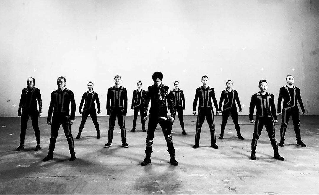 Популярный исполнитель Димаш Кудайберген заинтриговал армию своих поклонников накануне музыкального шоу в Нью-Йорке. Известный певец Димаш Кудайберген опубликовал интригующий пост на своей странице в Instagram по поводу предстоящего сольного концерта в США. «Готовимся в концерту в Америке. Вы даже не представляете, что вас ждет», — отметил он, опубликовав фото, предположительно с репетиций шоу. На черно-белом снимке Димаш изображен в окружении танцоров. Поклонники творчества не поскупились на лестные отзывы об образе исполнителя, а также пожелали успехов в покорении американского зрителя. 