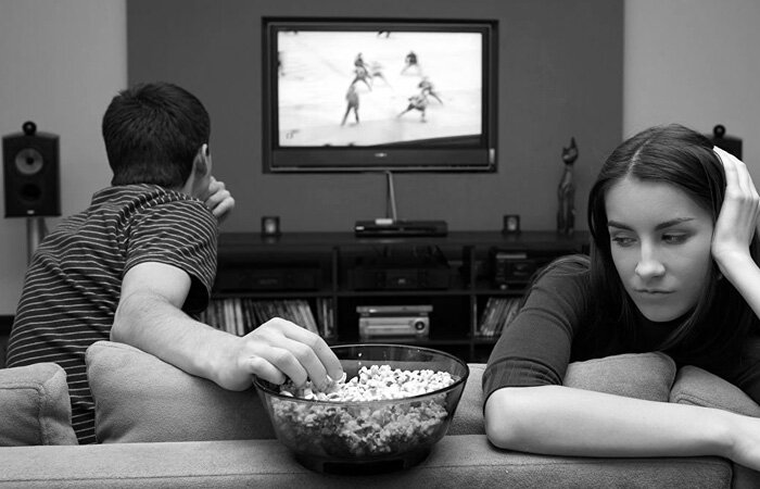 Муж смотрит видео бывшей. Женщина у телевизора. Человек телевизор. Парень перед телевизором. Мужчина и женщина перед телевизором.