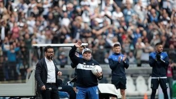 Полный стадион пришел на представление Марадоны в качестве главного тренера «волков». 58-летний аргентинец вышел на поле через надувную волчью голову.
