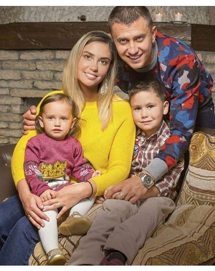 Павел с женой Агатой и детьми