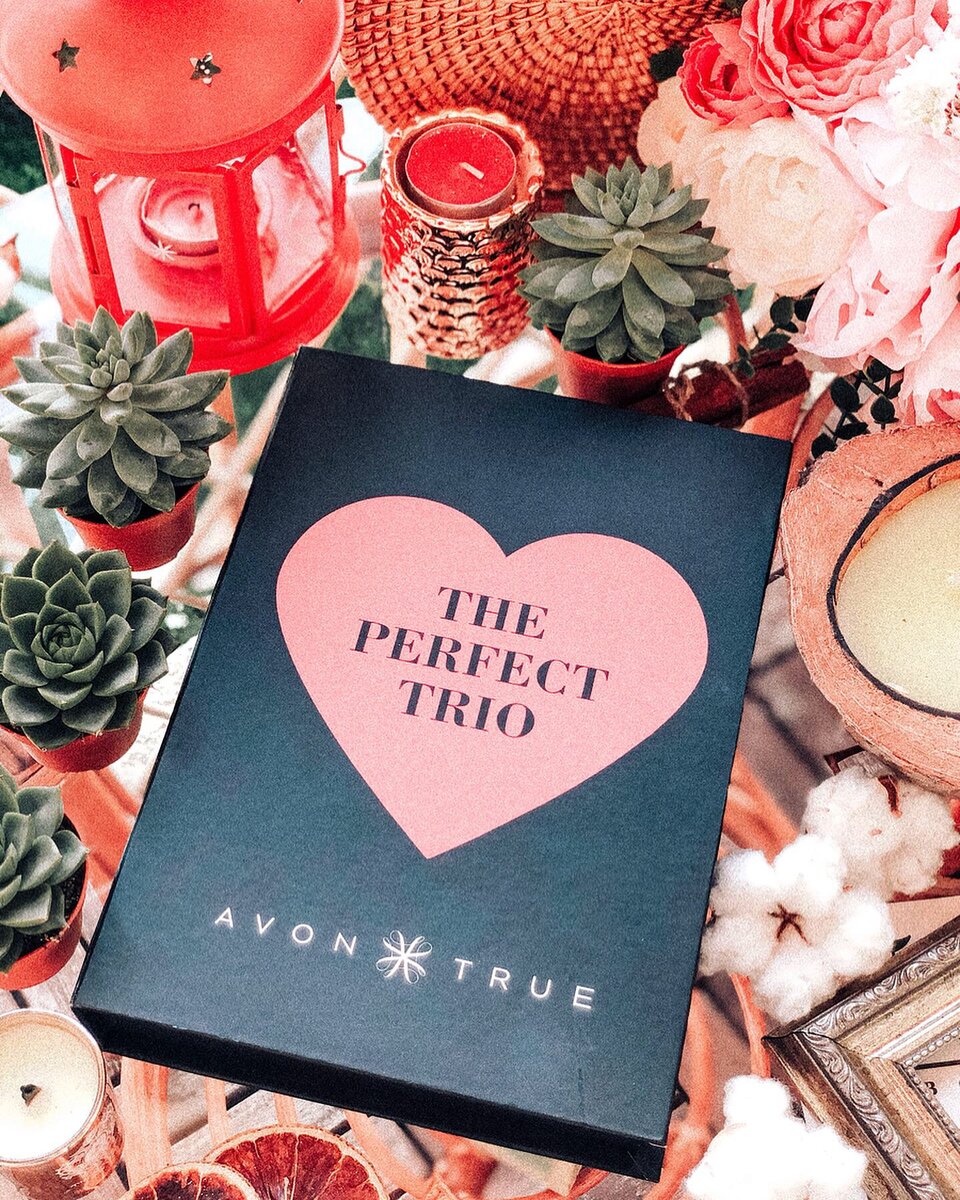 Avon знает, как порадовать любую девушку в мире😍 новинки от @avonrussia - лучший #антидепрессант 💣
⠀
🍂стойкий тональный крем для лица #24часастойкости 🧴 крем легкий, жидкий, отлично ложится и распределяется по коже. Не сушит, не вызывает жирного блеска, «сидит» до вечера 👍 не окисляется, степень покрытия средняя, для проблемной кожи используйте локально консилер. У тона - сияющий финиш, как я люблю 😍 тональный крем поступит в продажу 22 октября 🍂многофункциональная тушь для ресниц #гениальнаятушь5в1 😍силиконовая щеточка идеально прокрашивает Ресницы, не осыпается, не делает «паучих лапок», удлиняет и придаёт объём ресничкам 👀 тушь можно будет купить с 1 октября ❤️
🍂 матовая помада для губ #суперстойкость 💣 16 часов яркого, сочного цвета на ваших губах 👄 вытерпит перекусы и поцелуи 💋уже в продаже 💣
❓❓❓ интересно, а у вас есть #мастхев в марке Avon? Поделитесь ❤️