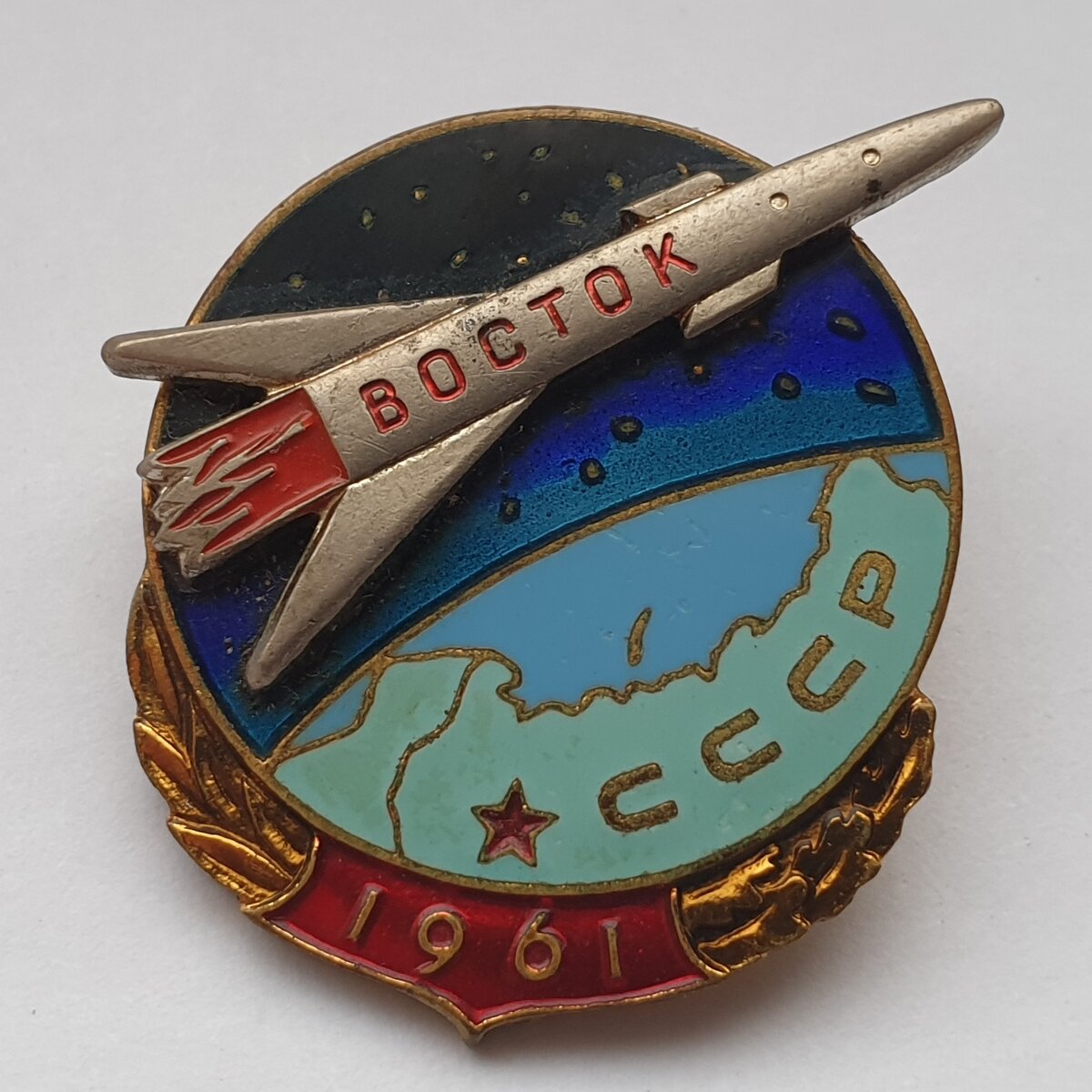 Достаточно редкий значок 1961 года.