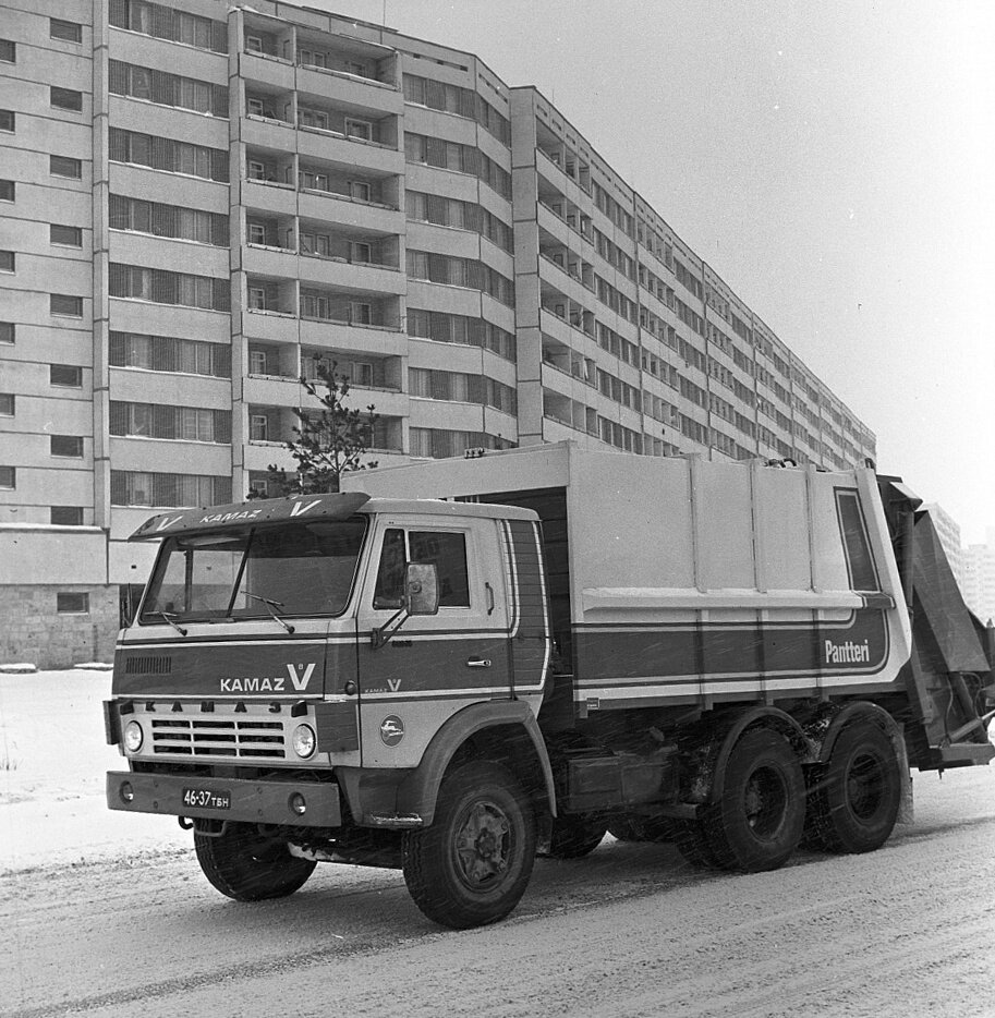 Лихие 1990-е москва. Лихие 1990-е москва. Маз 6440 седельный тягач. Синий маз фото. Камаз 5320 первый камаз.