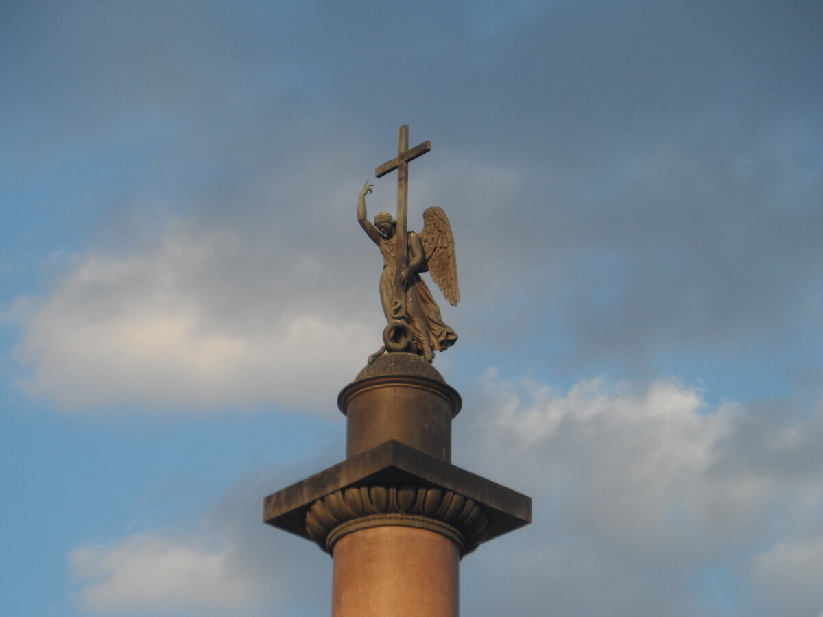 Ангел венчающий Александровскую колонну