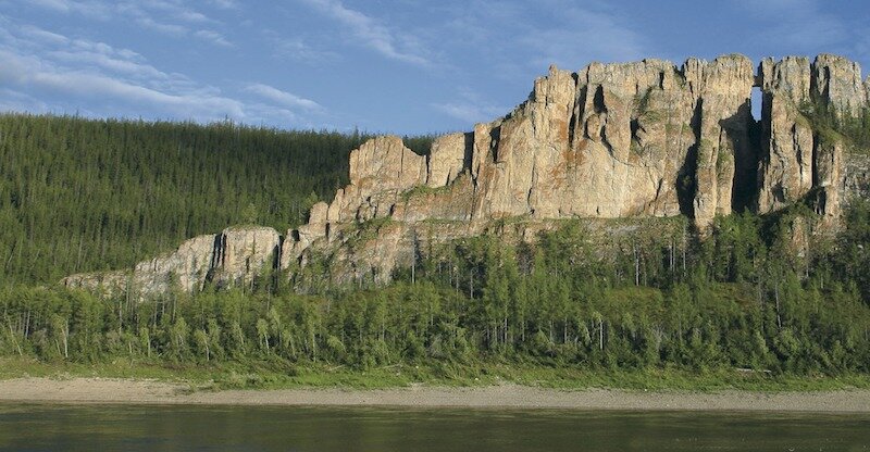 
Откуда он взялся? Александру Габышеву 51 год, он из Якутска. По его словам, идея пешего похода для изгнания «демонов» пришла к нему после смерти жены, умершей от тяжелой болезни. Дело происходило в селе Улахан-Ан Хангаласского района. Об этом он рассказал в видеосюжете блогера, передает Sakhaday.ru.

«Да, я жену не смог вылечить, и врачи не могли. У нее был рак желудка. Промучились с ней пять лет, и она умерла у меня на руках. Я от горя с ума сошел.
