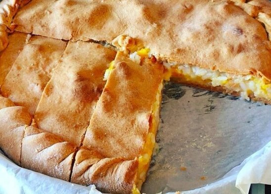 Понадобится: 
кефир - 250мл. 
масло - 250 гр. 
мука - 500 гр. 
сода - щепотка 
соль - 1 ст.л без верха 
рис - 1 стакан 
тыква - 300 гр. 
Сахар - 100 гр. 
Сметана - 100 гр. 
Это мой самый любимый пирог моего мужа, получается очень вкусным. 
Необходимо придерживаться соотношения маргарина и кефира 1:1. 
250 гр масла 
250 гр кефира (1 стакан) 
Погасить соду в кефире, затем добавить ложку соли. Масло порубить с 2 стаканами муки. Перемешать все ингредиенты. Добавить муку до получения мягкого теста 

НАЧИНКА: 
1. Отварить рис до готовности - 20 мин, посолить. 
2. Почистить и нарезать на мелкие квадратики тыкву. 
3.Перемешать тыкву с рисом, добавить сахар по вкусу. 
5.Смешать со сметаной. 

ПРИГОТОВЛЕНИЕ 
Смазать сквороду маслом.Тесто разделить на 2 части.Первую часть раскатать и уложить в сковороду.На тесто положить начинку из тыквы. 
Раскатать второе тесто уложить на начинку и слепить края. В центре сделать небольшое отверстие и закрыть маленьким кусочкем теста (на тот случай если по истечении времении тыква не сварилась, для этого необходимо добавить немного воды и готовить еще 10-15 минут).Поставить в нагретую духовку и выпекать в течение 1 часа при температуре 190 гр.В случае если пирог сильно покраснел но время еще не истекло, необходимо закрыть верх пирога бумагой или газетой и выпекать дальше.