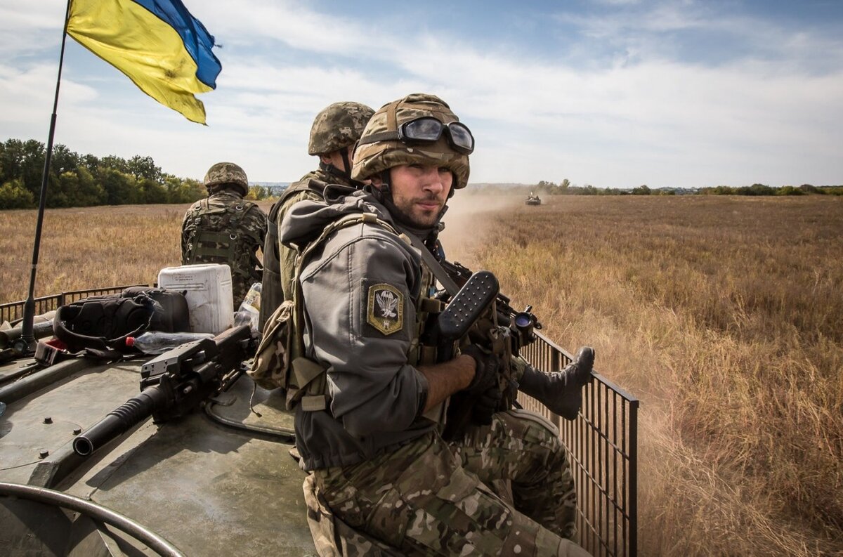 
Военнослужащие ВСУ ведут подготовку к отводу сил и средств вдоль всей линии соприкосновения на Донбассе. Об этом заявил командующий ООС Владимир Кравченко во время встречи с координатором систем ООН в Украине Оснат Лубрани, сообщает пресс-служба ООС. «В настоящее время проводятся подготовительные мероприятия по отводу войск вдоль всей линии разграничения. Такая задача определена начальником Генштаба ВСУ, министром обороны и главой государства. Мы к этому готовы ради улучшения жизни наших граждан и, в конце концов, всё будет зависеть от зеркальных действий с противоположной стороны», – сказал Кравченко.
Также он рассказал о перспективах создания безопасных районов вокруг населенных пунктов Золотое и Петровское.
«Такие районы планировалось создать еще в 2016 году, но до сегодняшнего дня они остаются милитаризованными. Убежден в том, что это будет следующим шагом после Станицы Луганской», – считает Кравченко.
Украинские военные готовятся к отводу войск по всей линии разграничения
