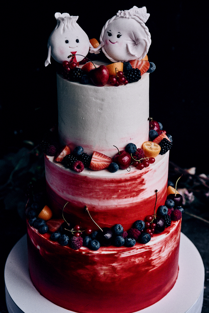 Свадебный торт с необычными фигурками жениха и невесты   