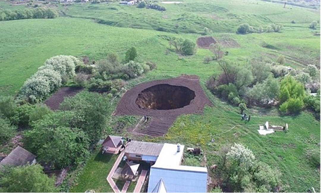 Провал грунта в селе Дедилово Тульской области. Фото В. Васюкова. https://trendtwitter.com/lavok73