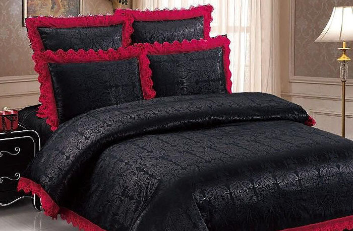 
Если вы все же заметили, что темные вещи сильно потеряли цвет, можно попробовать восстановить его. Для этого придуманы современные средства, которые подразумевают специальные краски и поход в химчистку.
