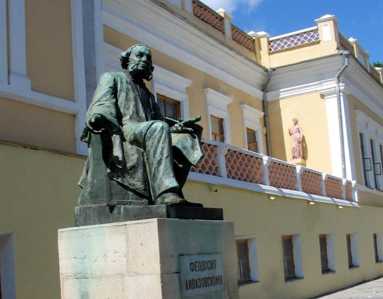 Памятник Ивану Айвазовскому перед галереей в Феодосии ǁ ru.esosedi.org