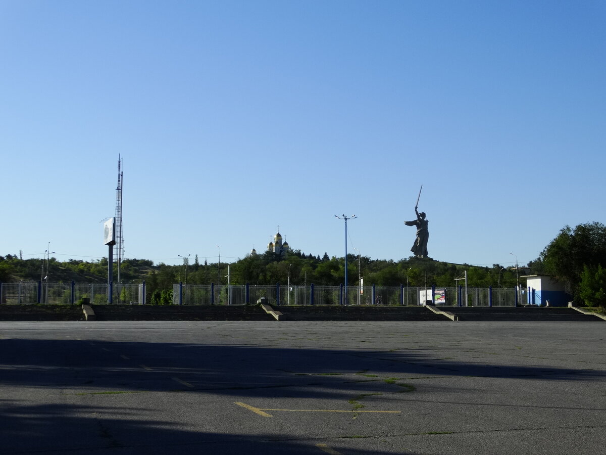 вид от чаши стадиона на Мамаев курган. с кургана также открывается хороший вид на стадион