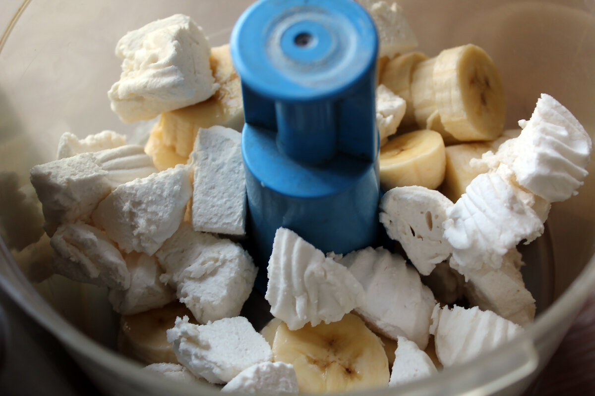 Нарезанные на кусочки зефир и банан