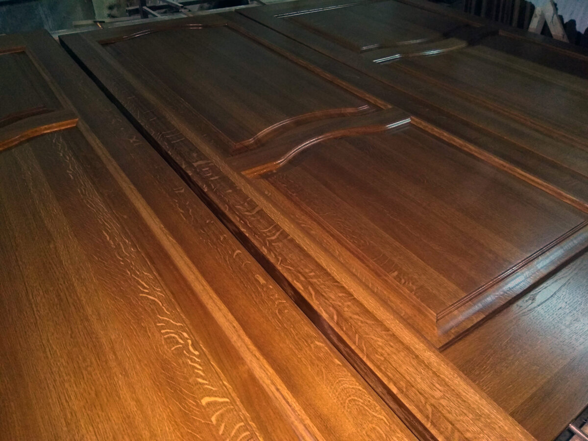 Двери из массива дуба.  Твердые области меньше впитывают морилку и тем самым выделяются.