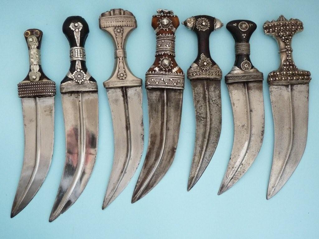 Варианты формы и украшения рукояти джамбий.