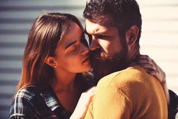 Сильная бровь у мужчины указывает на страстную натуру.