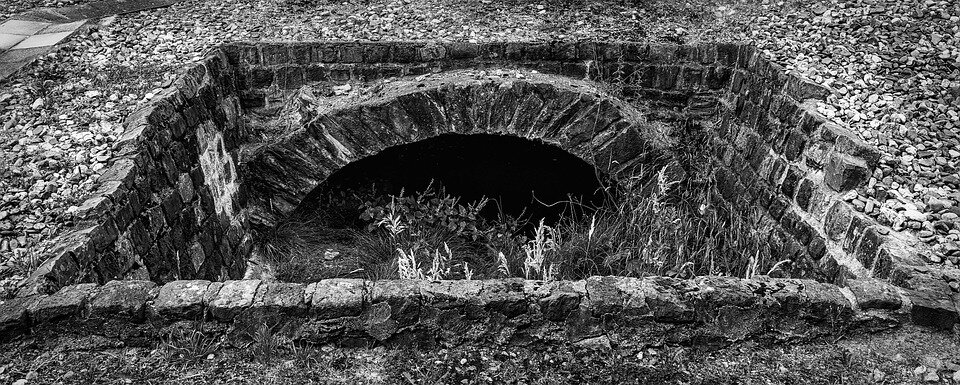 https://pixabay.com/photos/tunnel-bunker-bricked-catacombs-1559289/
