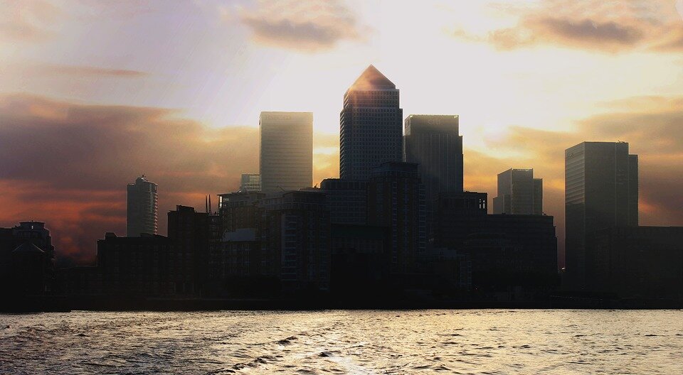 Foto von https://cdn.pixabay.com/photo/2015/05/02/20/44/england-750405_960_720.jpg