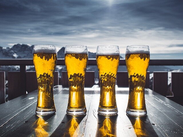 Quelle : https://cdn.pixabay.com/photo/2015/09/09/20/08/beer-932994_960_720.jpg