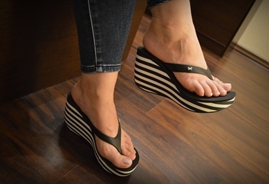 Такие вьетнамки еще и на танкетке, что крайне мило и эротично. Как на каблуке, с красивым подъемом, но без вреда для ног.