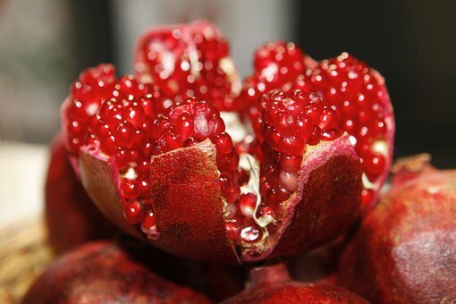 https://cdn.pixabay.com/photo/2013/10/17/10/59/pomegranate-196800__340.jpg