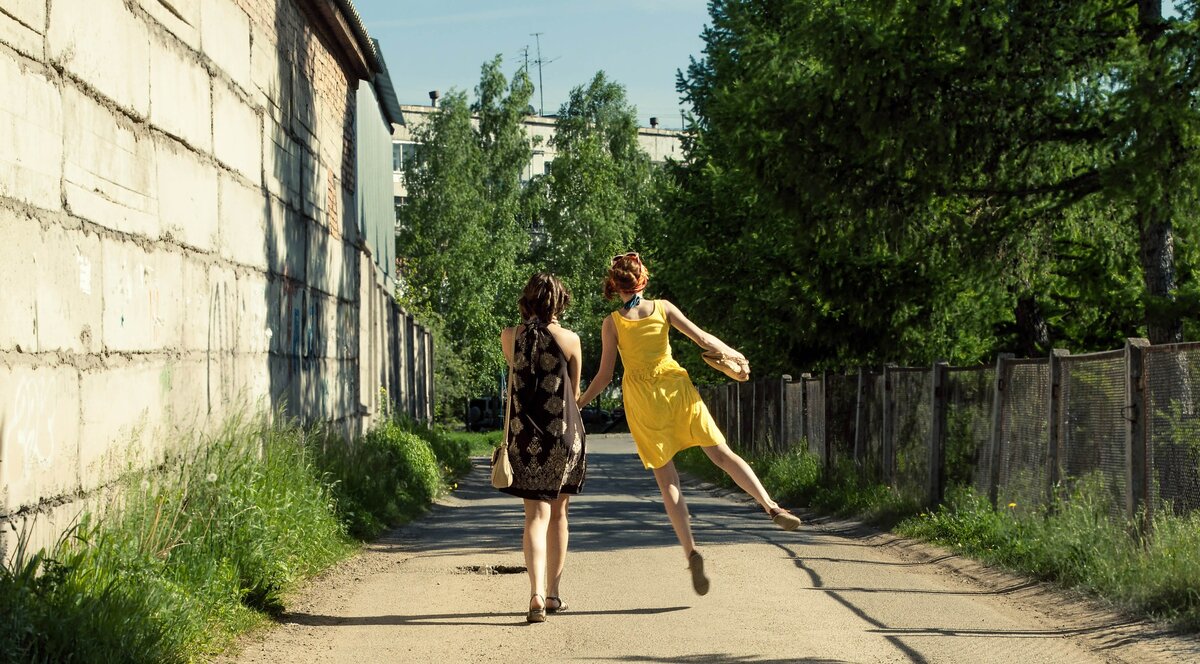 https://cdn.pixabay.com/photo/2014/06/30/18/26/girls-380618_1280.jpg