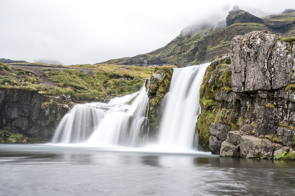 https://cdn.pixabay.com/photo/2019/09/14/12/40/iceland-4475920_960_720.jpg