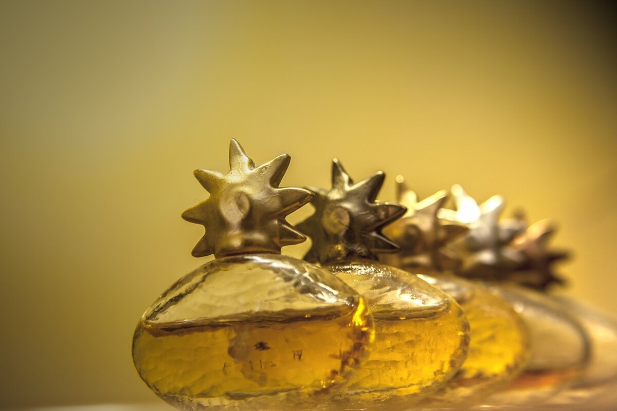 https://pixabay.com/photos/perfume-perfumes-ornament-beauty-2328883/