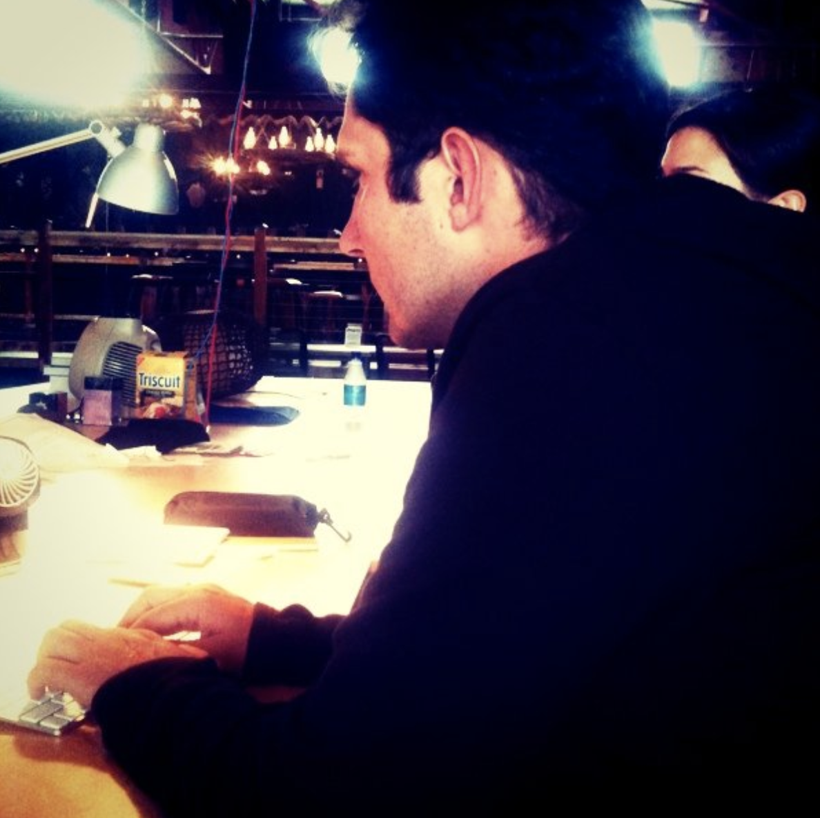 Второй пост: Кевин Систром трудится над сервисом. Фото: @mikeyk