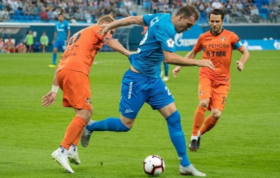 Дзюба в борьбе с защитниками Урала
Источник: https://cdn.prognozist.ru/posts/2018-08/thumbs/1534704626_2.jpg