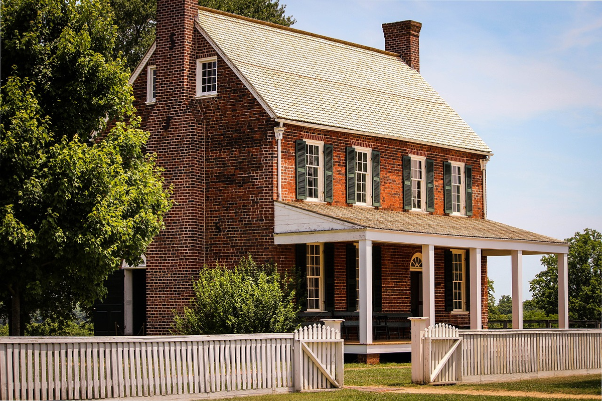 https://cdn.pixabay.com/photo/2014/06/29/22/56/appomattox-court-house-379857_1280.jpg