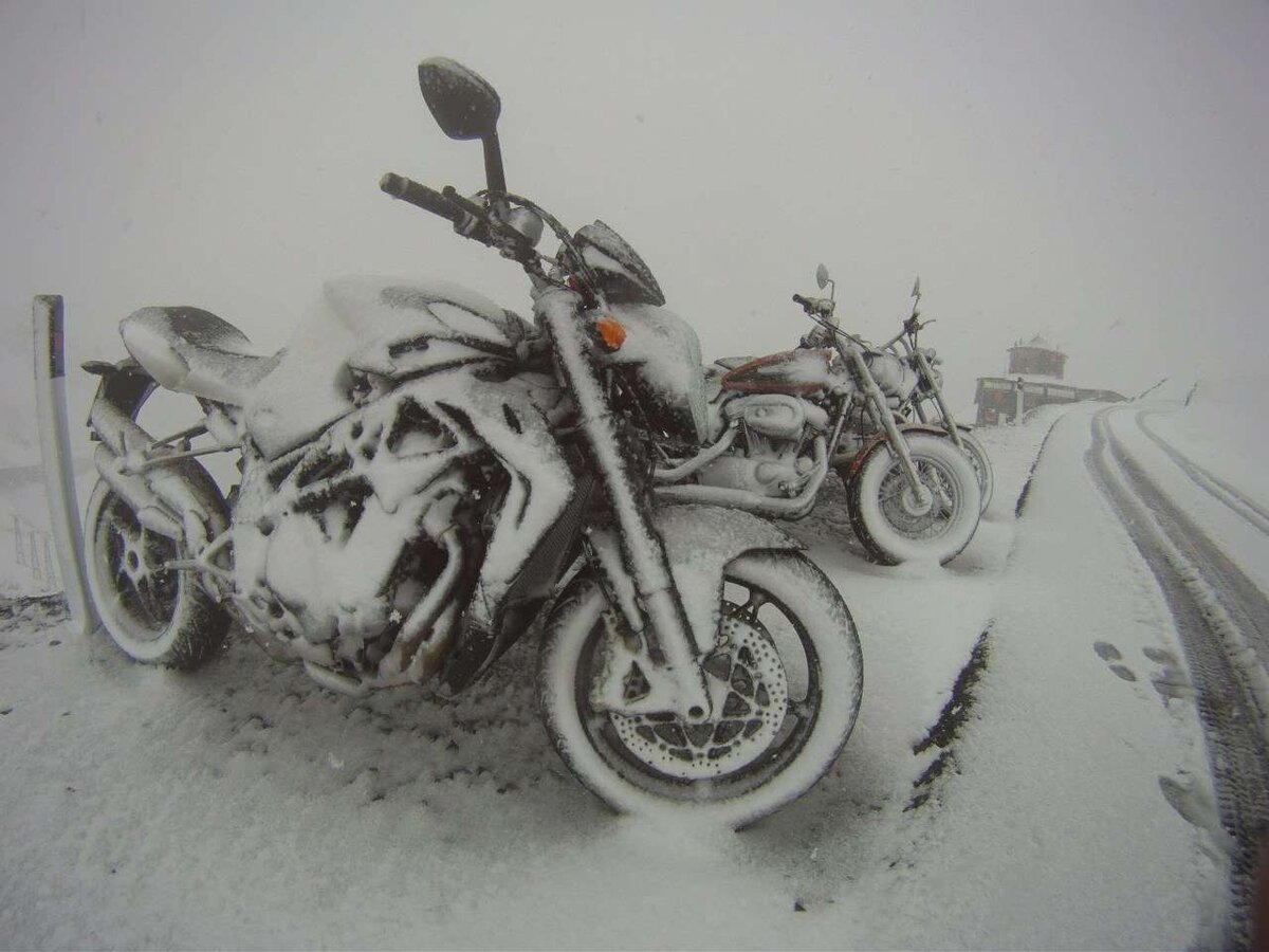 При холодной погоде, когда на улице царит межсезонье, прогреть резину достаточно проблематично. По большей степени, без дополнительных примочек типа шипованной резины или цепей на колесо в совершенно отвратительную погоду на обычной резине выезжать очень плохая идея, потому что даже если вы прогреете резину перед выездом на дорогу, то общая минусовая температура сведет прогрев на нуль, резина затвердеет, пятно контакта съежится, резина будет плохо управляться и далеко на ней вы не уедите.