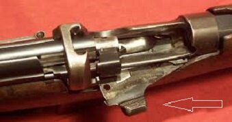Вот эта вот пимпочка у магазина (в данном случае - винтовки Ли-Энфилд), на которую указывает стрелка, - это и есть пример такого отсекателя. Когда эта заслонка-отсекатель открыта, патроны поступают из магазина. Когда она закрыта (задвинута внутрь), патроны из магазина не поступают и винтовка работает как однозарядная. 