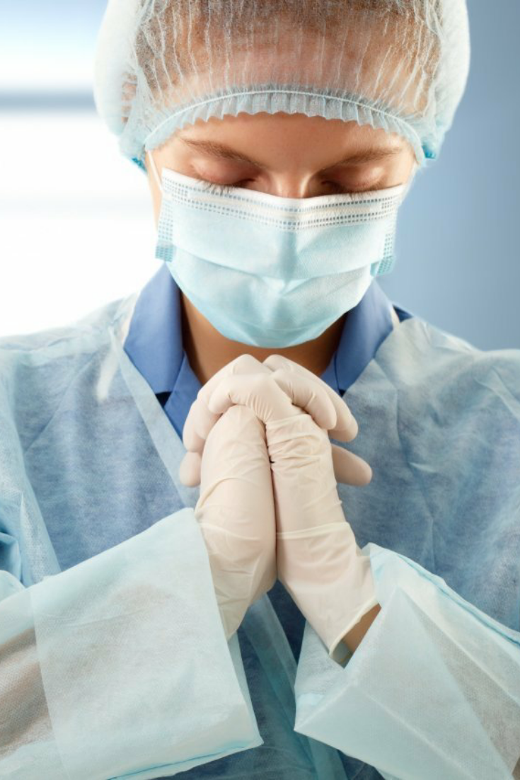 Привет, друзья совсем недавно ученые обнаружили то что может изменить наше с вами будущее, казалось бы все довольно просто, но именно это изобретение может спасти миллионы жизней по всей планете. В 2013 году директор музыкальной школы Энтони Холланд выступил на конференции TED, в своем выступлении Холанд сообщил своей мечте которая заключается в том, чтобы лечить людей звуком, он верил что пораженные клетки можно уничтожить воздействием определенной вибрации, таким образом полностью изгнав патологию из тела. Что же нас еще не лечат таким образом? Дело в том что на поиски необходимой частоты, нужно время. На мысль Холланда коллеги отреагировали скептически, и это не удивительно. В сети есть снимки, как звук разбивает разные хрупкие изделия из стекла или бокалов, на видео можно заметить что, перед тем как бокал разбивают с помощью звука, его ударяют для вызова вибрации. Вибрация это естественная резонансная частота бакала с которой можно было бы взаимодействовать, в свою очередь чтобы разрушить стекло человек издает длинную, и глубокую ноту которая начинает резонировать с естественной вибрацией стеклянного бокала, затем голосовые вибрации постепенно повышаются, до тех пор пока стекло не начнет трескаться.
Этот пример действия вибрации представляет собой наименьшее на что способны механические колебания, наиболее масштабным примером является случай произошедший с так Омским мостом, 7 ноября 1940 года, центральный моста внезапно разрушился, к счастью момент обрушения удалось задокументировать на кинопленку, и затем исследовать его причину. Как оказалось разрушение центрального моста произошло, из-за совпадения чистоты с которой потоки ветра действо на полотно моста, и частоты колебаний конструкции, именно резонирование этих двух величин и стало причиной разрушения, а также изменила подход к строительству подвесных мостов во всем мире. Разбивание бокалов голосом, и разрушение моста от ветра это лишь две крайности, демонстрирующие на скольких уровнях может действовать вибрация, но именно такая широкая вариативность в применении резонанса, как разрушительной силы, и заставили Холланда продолжать поиск долгие пятнадцать месяцев. Методом проб, и ошибок, у них все же получилось найти магическую чистоту, согласно разработанной методики необходимо было, воздействовать на организм с помощью двух частот высокой, и низкой, при этом высокая частота должна была быть выше ровно в 11 раз, то есть соответствовать 11 музыкальной гармоники. Как только пришло время для практических экспериментов Холланд выбрал своей целью лечение лепрозных клетки. И что вы думаете ? В нескольких экспериментах, резонансное влияние частот убивали от 25 до 40 процентов лепрозных клеток, в отдельных случаях достигает 60%, кроме того подобное вмешательство замедляла темпы роста раковых клеток, аж до 65% подобное явление было беспрецедентным прорывом. Вернемся в прошлое чтобы с новой стороны посмотреть на то что когдато давно заявил Никола Тесла "Если вы хотите познать секреты вселенной, мыслите понятиями энергии, частоты, и вибрации" Выходит что очередное его предсказание оказалось правдивым. Хотелось бы верить что методика Холланда все же найдет свое применение в клинической практике, и станет настоящей панацеей