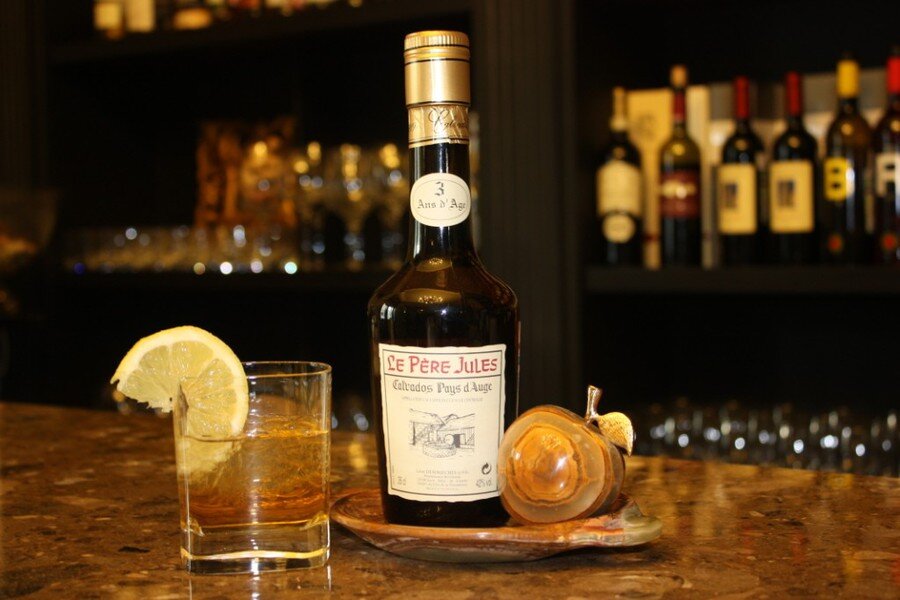 Дижестив не следует путать с аперитивом.                                                                                              Значения этих двух французских слов имеют существенные различия, однако напитки, относящиеся к этим этапам застолья, схожи в одном – они приносят пользу организму человека. 