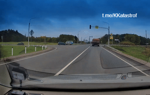 Фура пошла на красный свет..