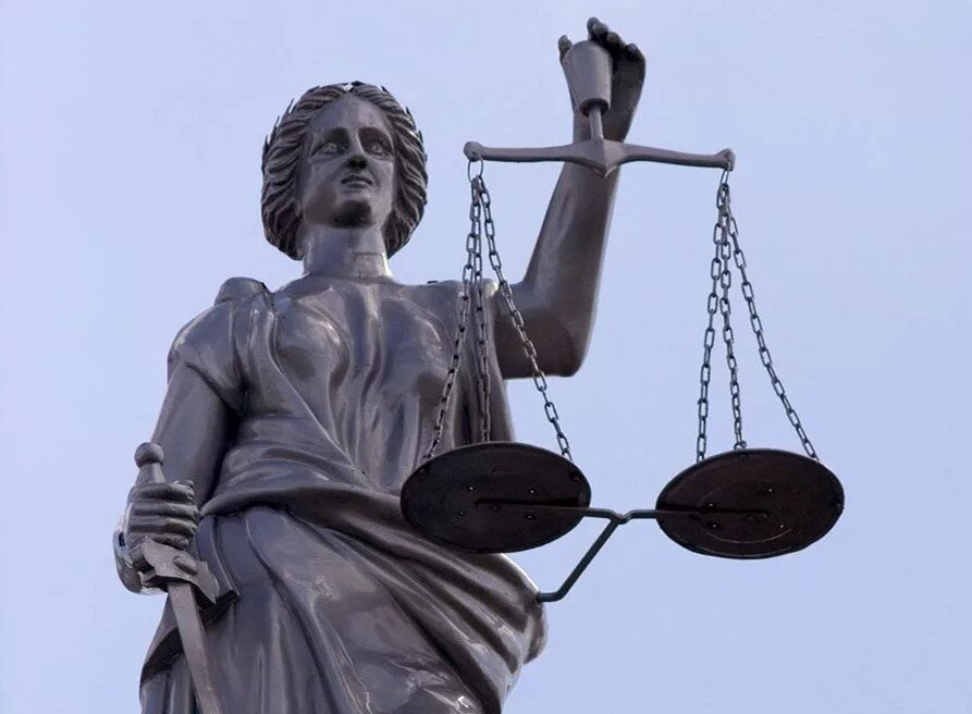 У дамы слишком широко открыты глаза... 