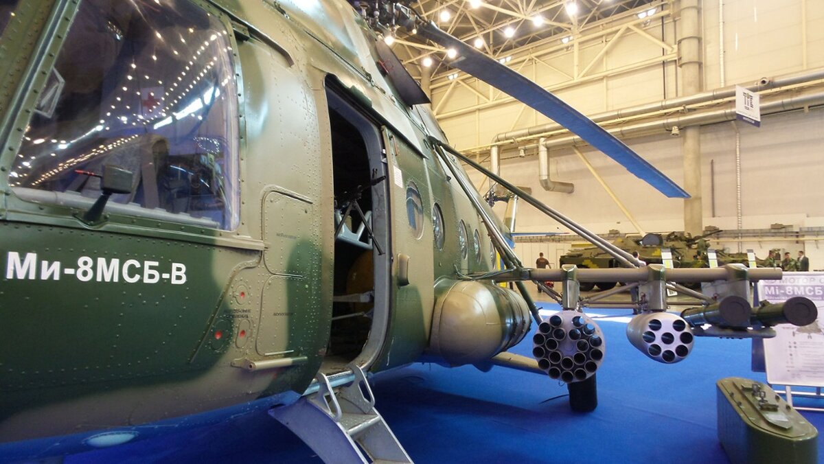 Вертолет Ми-8МСБ-В получил полностью "стеклянную кабину", в которой все аналоговые приборы индикации были заменены на электронные дисплеи.